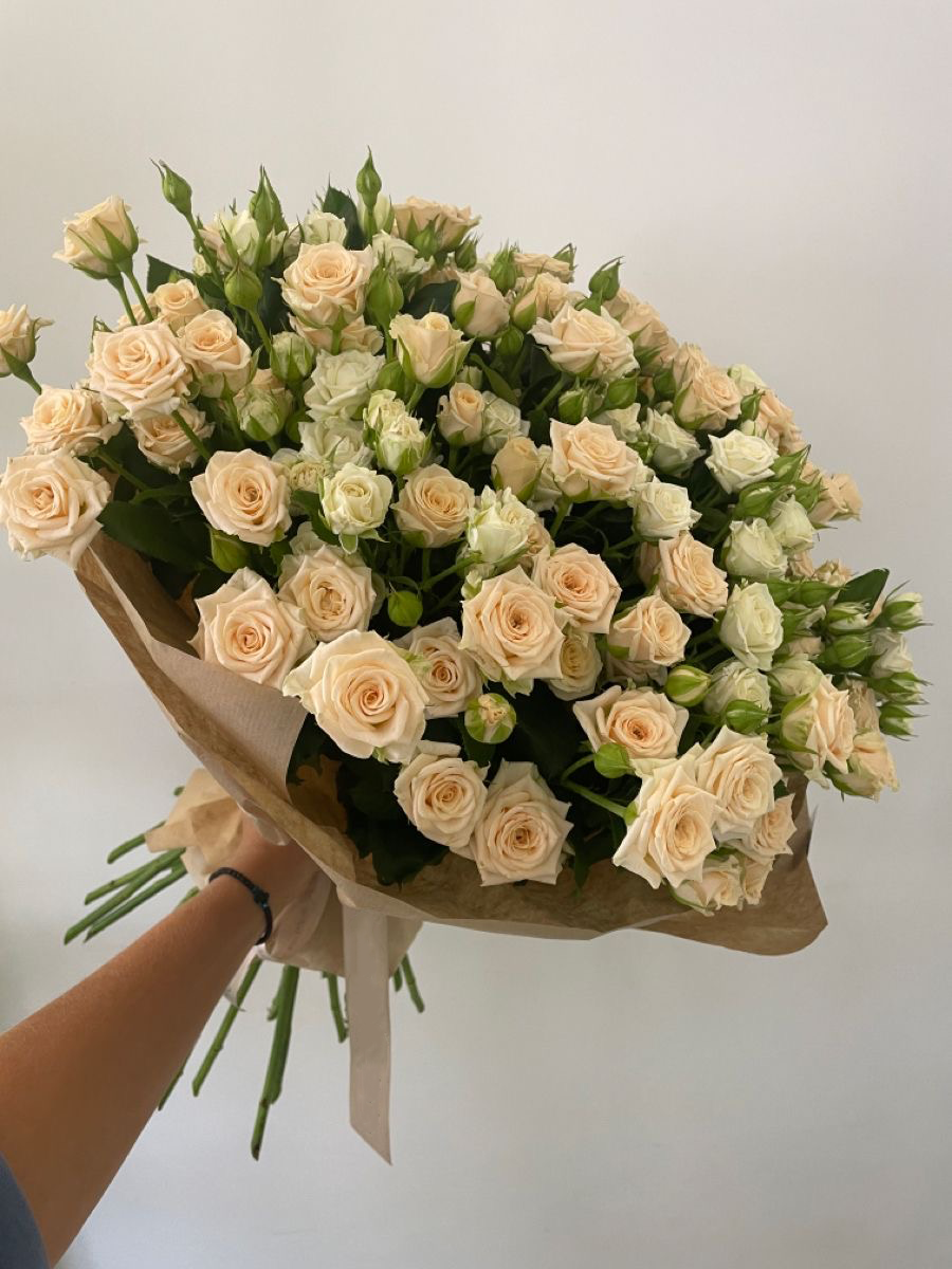 Bouquet of 60 bush roses "Vendela Spray" in the online flower shop BlumenHorizon