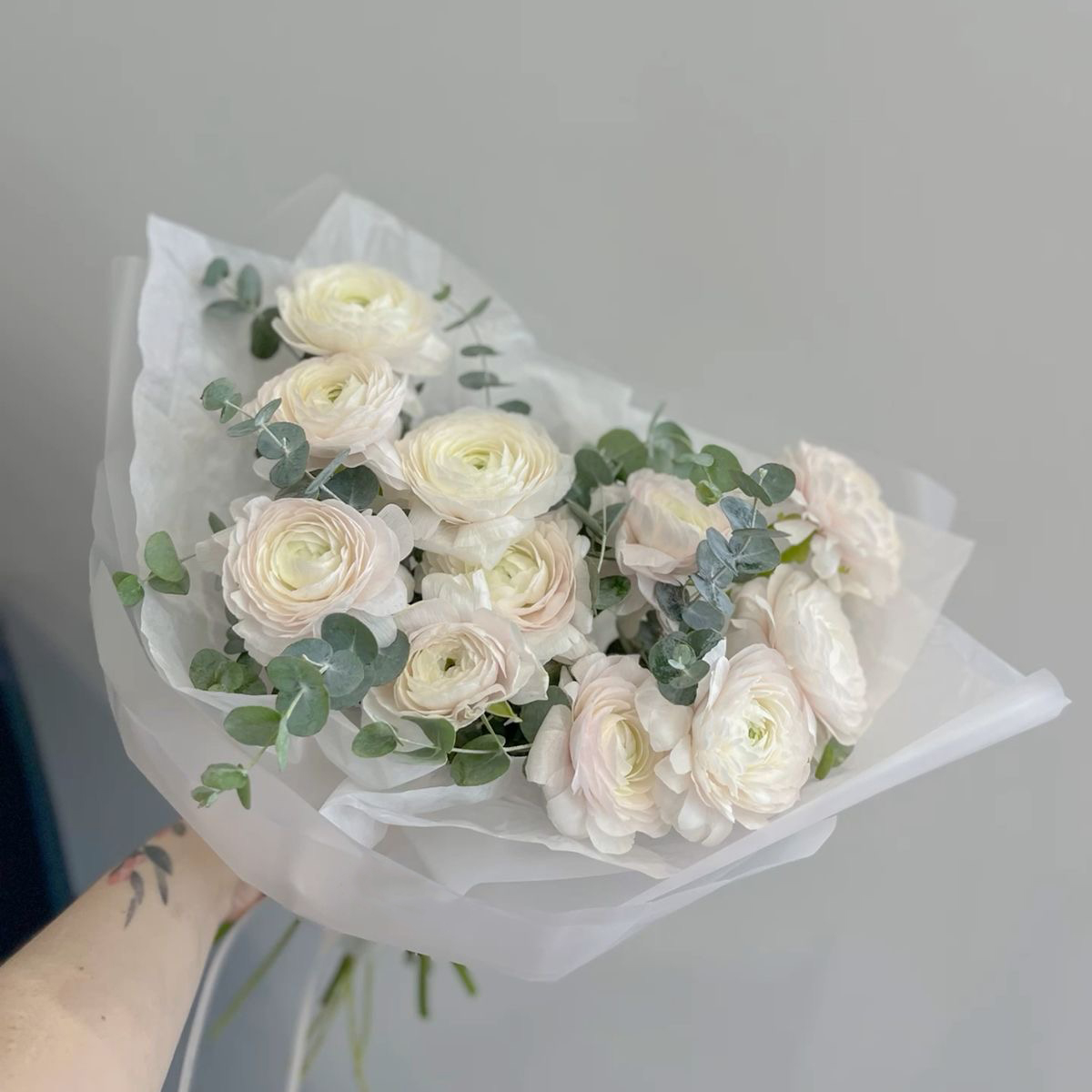 Bouquet of 11 white ranunculus in the online flower shop BlumenHorizon