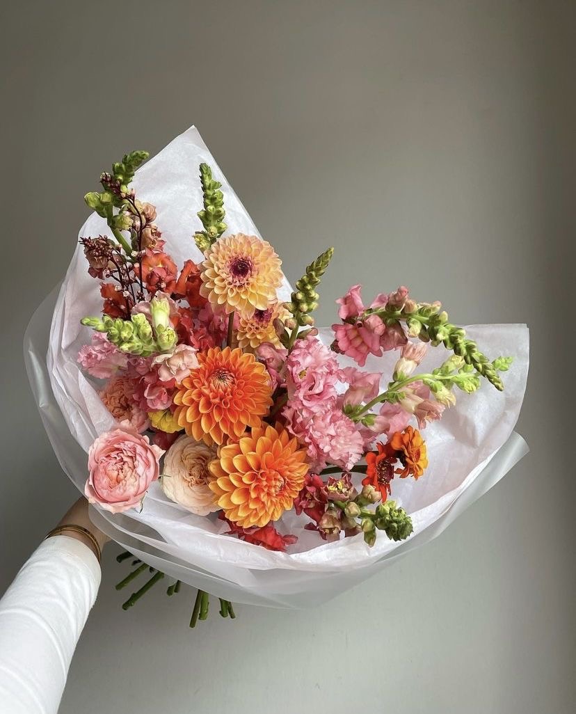 Bouquet with dahlias, gerbera, and matthiola  in the online flower shop BlumenHorizon