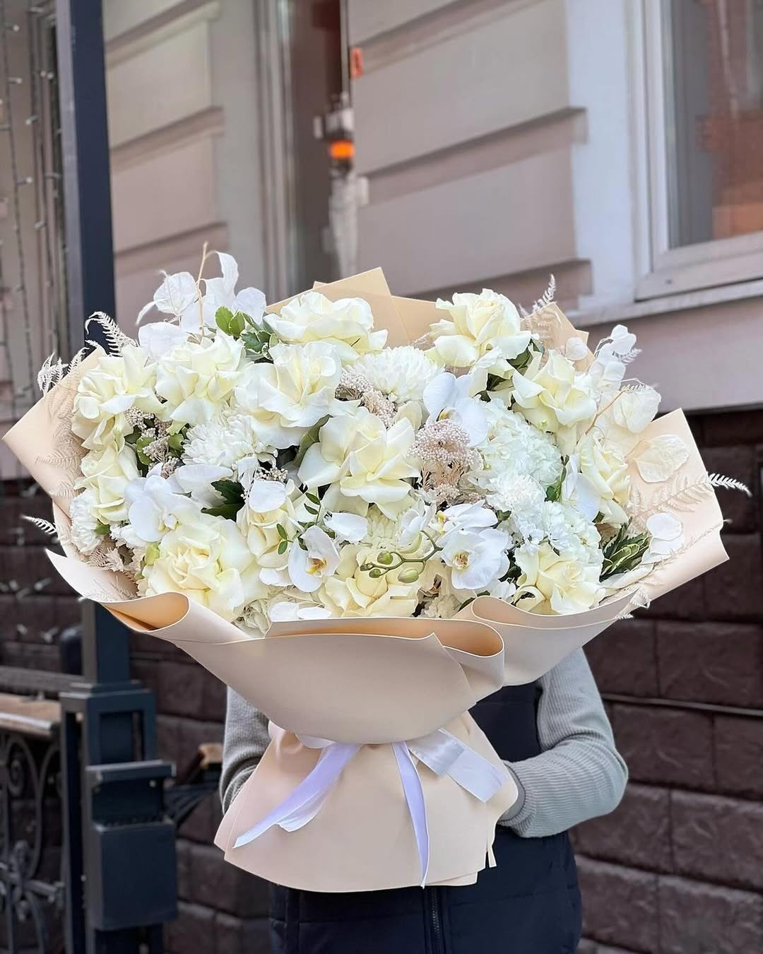 Bouquet of 13 French roses, orchids and chrysanthemums in the online flower shop BlumenHorizon