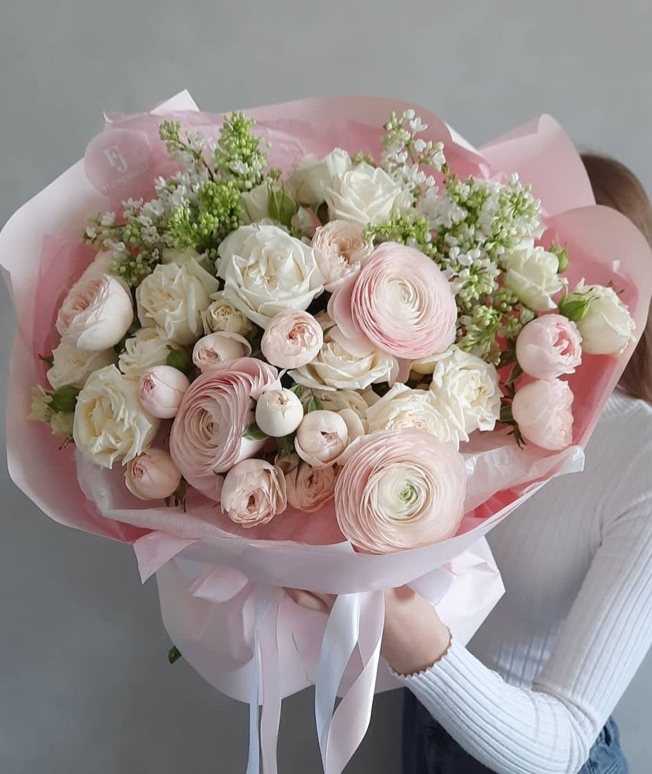 Mixed bouquet with ranunculus in the online flower shop BlumenHorizon