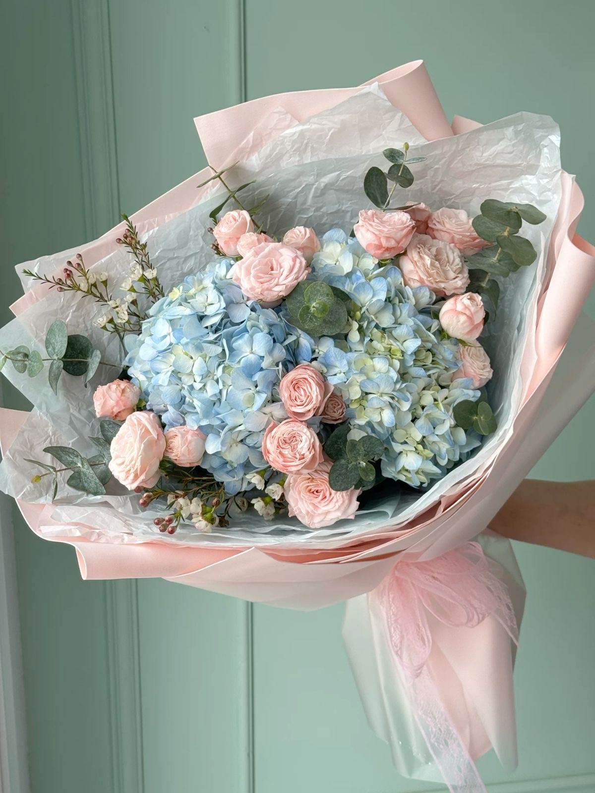 Mixed bouquets with hydrangeas in the online flower shop BlumenHorizon